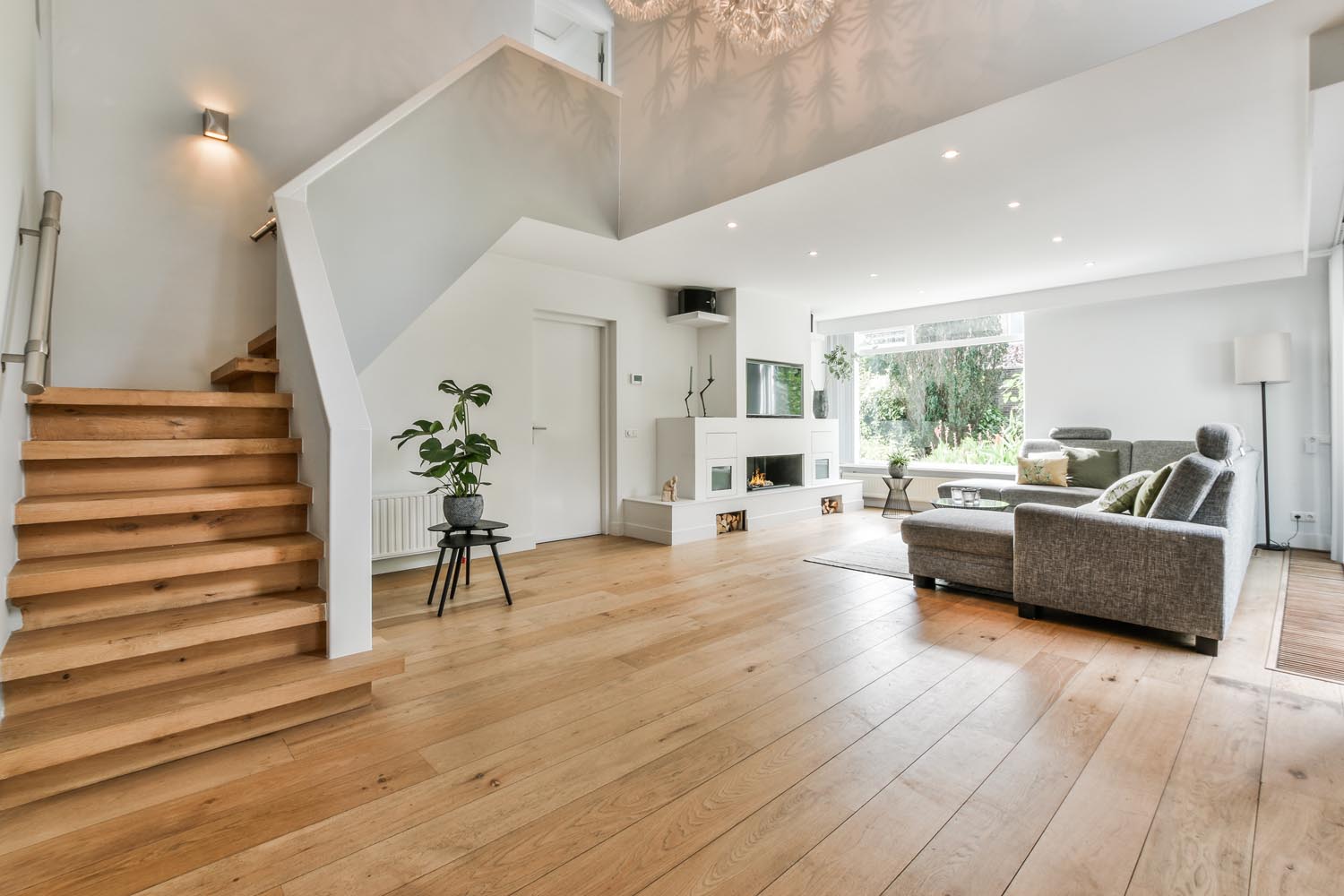 Neues Haus mit Holzfußboden und Treppe